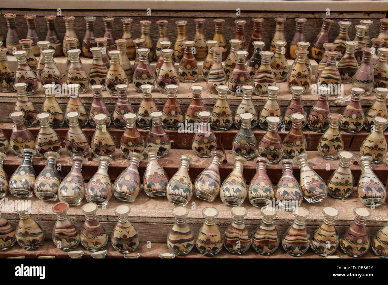 Traditionelle lokale Souvenirs in Jordanien. Flaschen mit bunten Sand