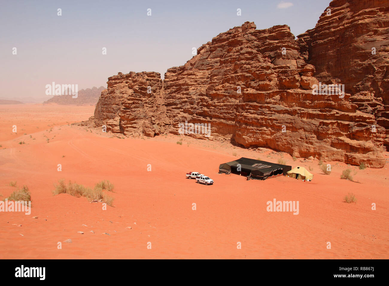 Red Sands der Schlucht des Wadi Rum Wüste in Jordanien. Wadi Rum auch als das Tal des Mondes im südlichen Jordanien bekannt. UNESCO-Weltkulturerbe. Stockfoto