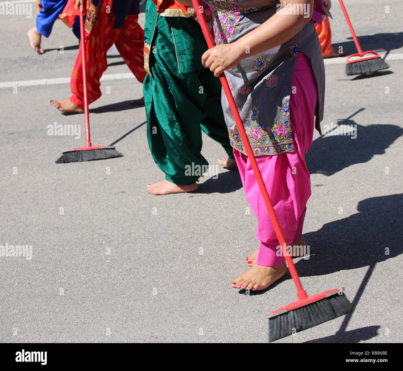 Barfuß Frauen der Sikh Religion der Straße mit Besen kehren während der  religiösen Demonstration Stockfotografie - Alamy