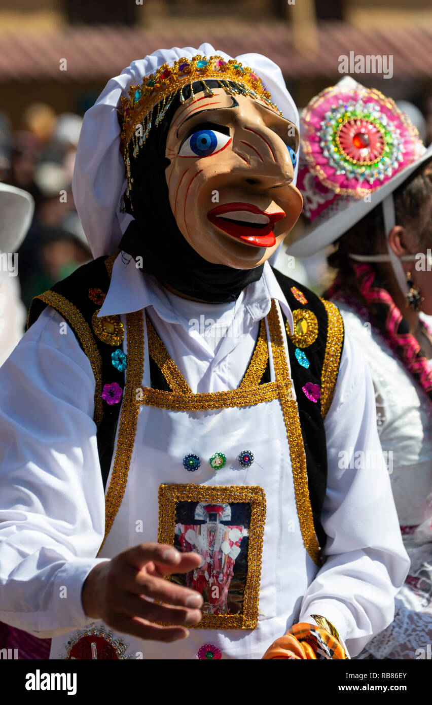 Mann gekleidet in bunten Kostümen, Fiesta del Senor de Choquekilca (Fest des Herrn der Choquekilca), Arequipa, Cusco, Peru Stockfoto
