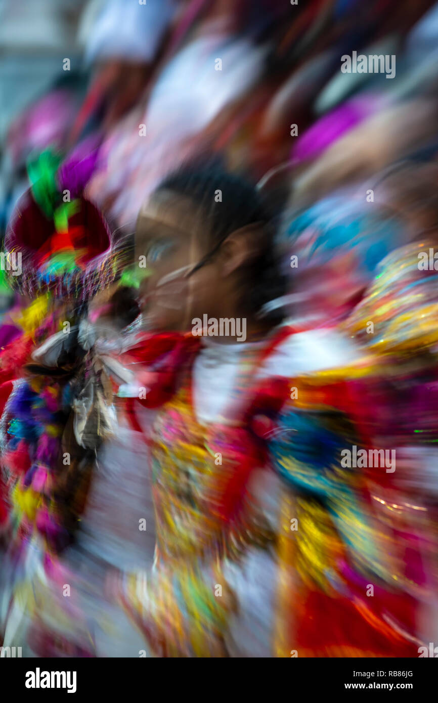 Tänzerin gekleidet in bunten Kostümen (abstract), Fiesta del Senor de Choquekilca (Fest des Herrn der Choquekilca), Arequipa, Cusco, Peru Stockfoto