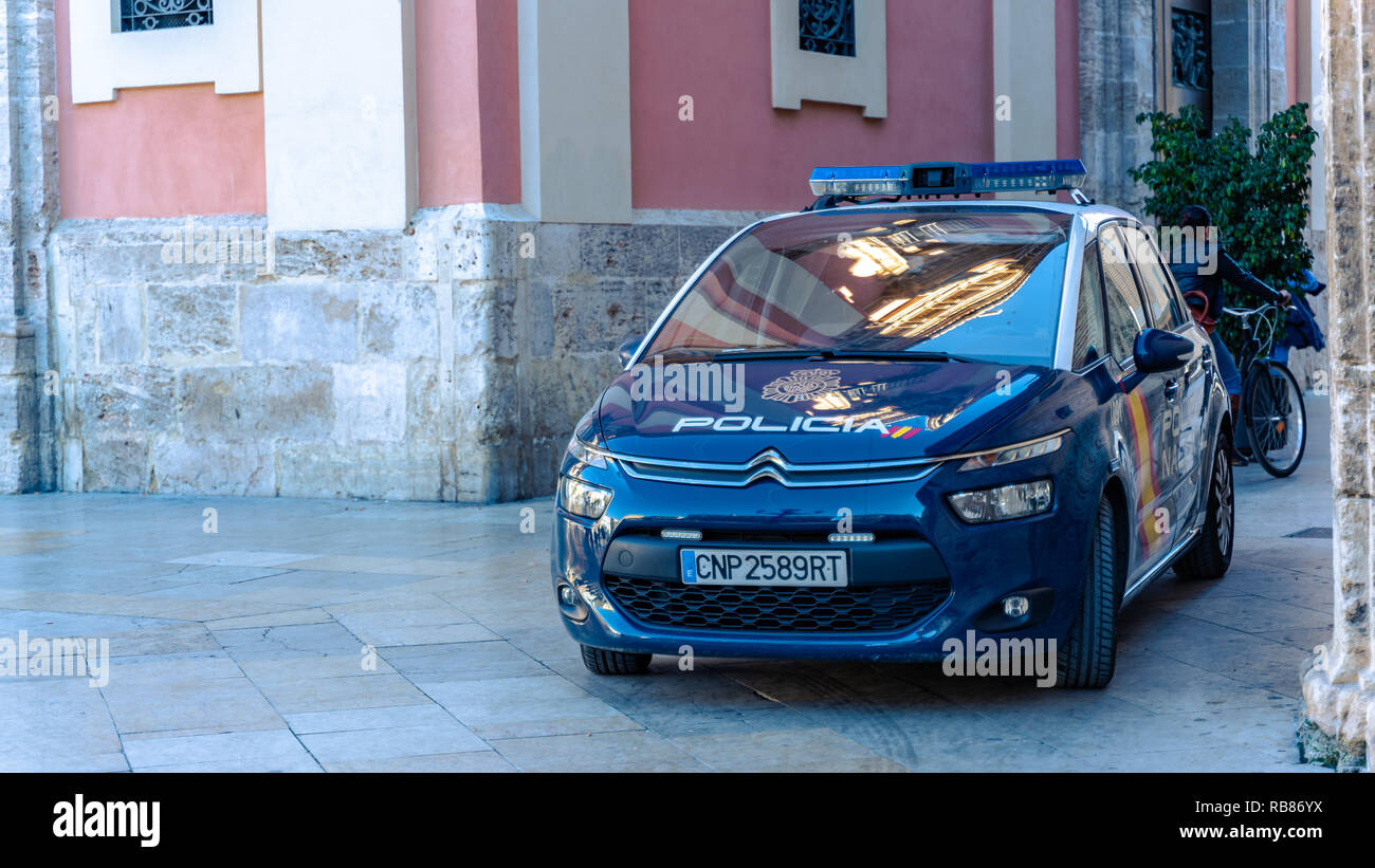 Spanische Polizei Auto in der Altstadt von Valencia. Die nationale Polizei werden hauptsächlich für die Kontrolle städtischer Gebiete in allen Teilen Spaniens verantwortlich. Stockfoto