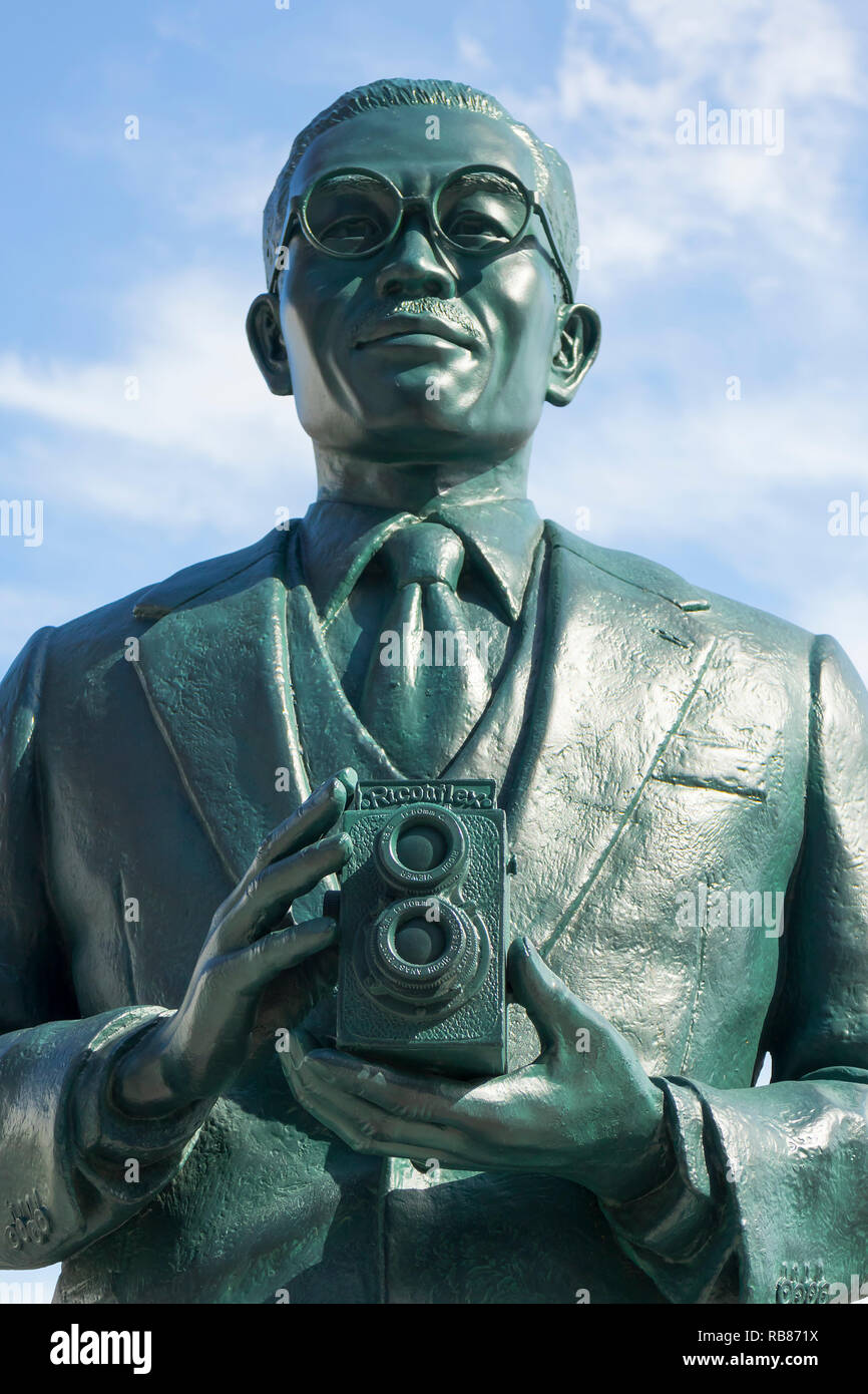 Saga, Japan - 30. Oktober 2018: Die Statue des Gründers der Ricoh San-ai Gruppe, Kiyoshi Ichimura, stieß er die Twin-lens reflex Kamera ' Ricoh Flex II. Stockfoto