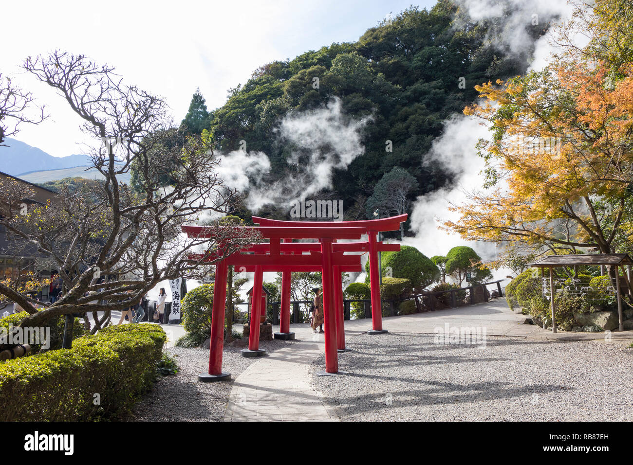 Beppu, Japan - 2 November, 2018: Torii vor der Umi Jigoku Pool, Ocean's Hölle, ein Naturdenkmal auf der Hölle tour in Beppu Stockfoto