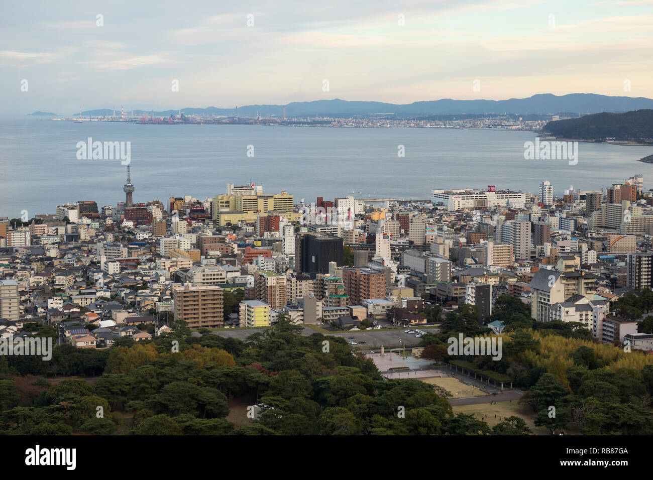 Beppu, Japan - 2 November, 2018: Blick über Beppu City auf das Meer aus dem Globalen Turm Stockfoto