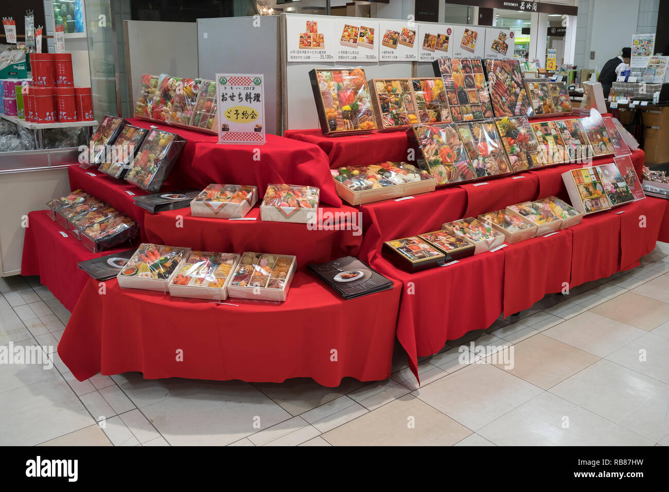 Beppu, Japan - 3. November 2018: schön verpackte Geschenke und Geschenke mit Nahrung und Obst, sogenannte Omiyage im Supermarkt des Kaufhauses Stockfoto
