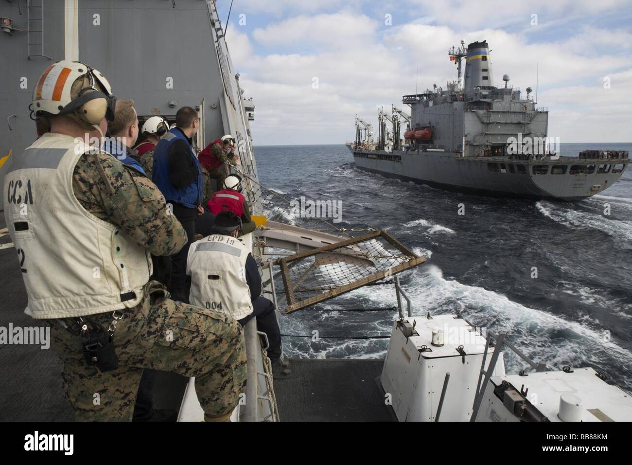 Marines mit dem 24 Marine Expeditionary Unit und Matrosen an Bord der USS Mesa Verde LPD (19), Zusehen, wie USNS Big Horn (T-AO 198) zieht sich entlang einer vertikalen Nachschub während der Amphibischen bereit Gruppe Marine Expeditionary Unit Übung Dez. 8, 2016 durchzuführen. Während der dreiwöchigen Ausbildung evolution, Marines wird eine breite Palette von Maßnahmen und Szenarien die Verbesserung der Interoperabilität und amphibische Kriegsführung Fähigkeiten mit ihren Marine Pendants bekämpfen. Auffüllung auf See ist entscheidend für die bataan Amphibious Ready Gruppe selbst unterstützen, während im Gange. Stockfoto