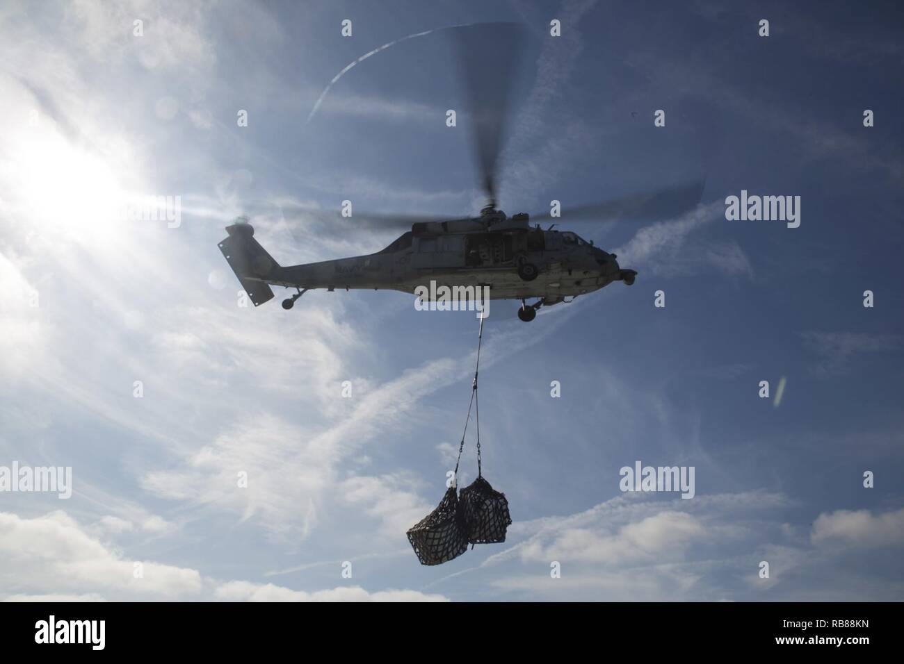 Ein MH-60S Seahawk führt Lieferungen während eines vertikalen Nachschub für den Amphibischen bereit Gruppe Marine Expeditionary Unit Übung Dez. 8, 2016 an Bord der USS Mesa Verde (LPD 19) abgelegt werden. Während der dreiwöchigen Ausbildung evolution, Marines wird eine breite Palette von Maßnahmen und Szenarien die Verbesserung der Interoperabilität und amphibische Kriegsführung Fähigkeiten mit ihren Marine Pendants bekämpfen. Auffüllung auf See ist entscheidend für die bataan Amphibious Ready Gruppe selbst unterstützen, während im Gange. Stockfoto