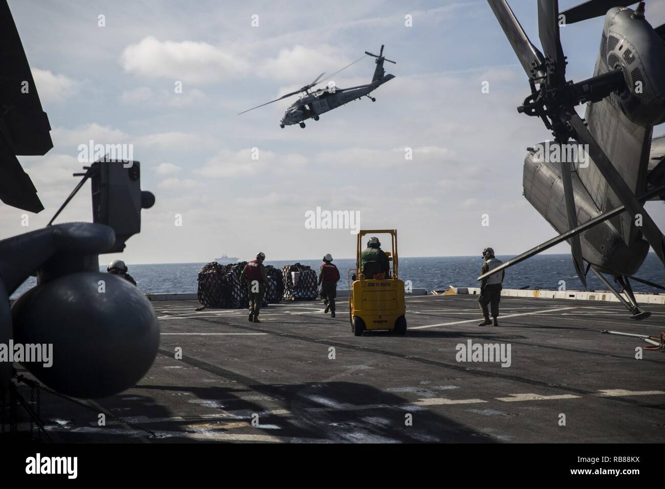 Marines mit dem 24 Marine Expeditionary Unit Hubschrauber support team Erholen liefert sank von einem Sikorsky MH-60S Seahawk an Bord der USS Mesa Verde LPD (19), während eine vertikale Nachschub für den Amphibischen bereit Gruppe Marine Expeditionary Unit Übung Dez. 8, 2016. Während der dreiwöchigen Ausbildung evolution, Marines wird eine breite Palette von Maßnahmen und Szenarien die Verbesserung der Interoperabilität und amphibische Kriegsführung Fähigkeiten mit ihren Marine Pendants bekämpfen. Re-liefert auf See sind lebenswichtig für die bataan Amphibious Ready Gruppe selbst unterstützen, während im Gange. Stockfoto