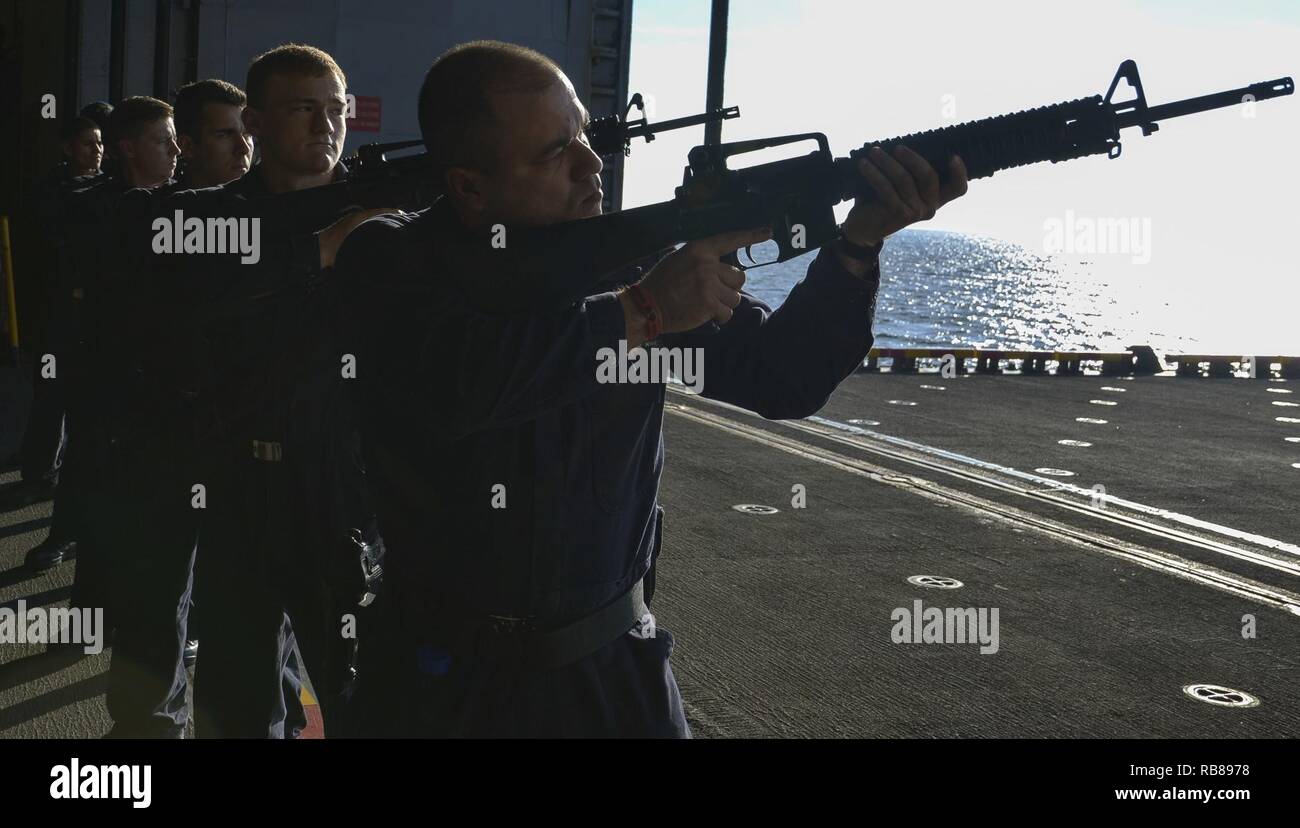 Atlantik (31. 8, 2016) - ein Gewehr Detail simuliert eine gun Salute feuern während einer Bestattung auf See Generalprobe im Hangar Bucht von Amphibisches Schiff USS Iwo Jima (LHD7). Iwo Jima wird derzeit verfolgt Mobility-Seaman (MOB-S) und Mobility-Engineering (MOB-E) Zertifizierungen. Stockfoto