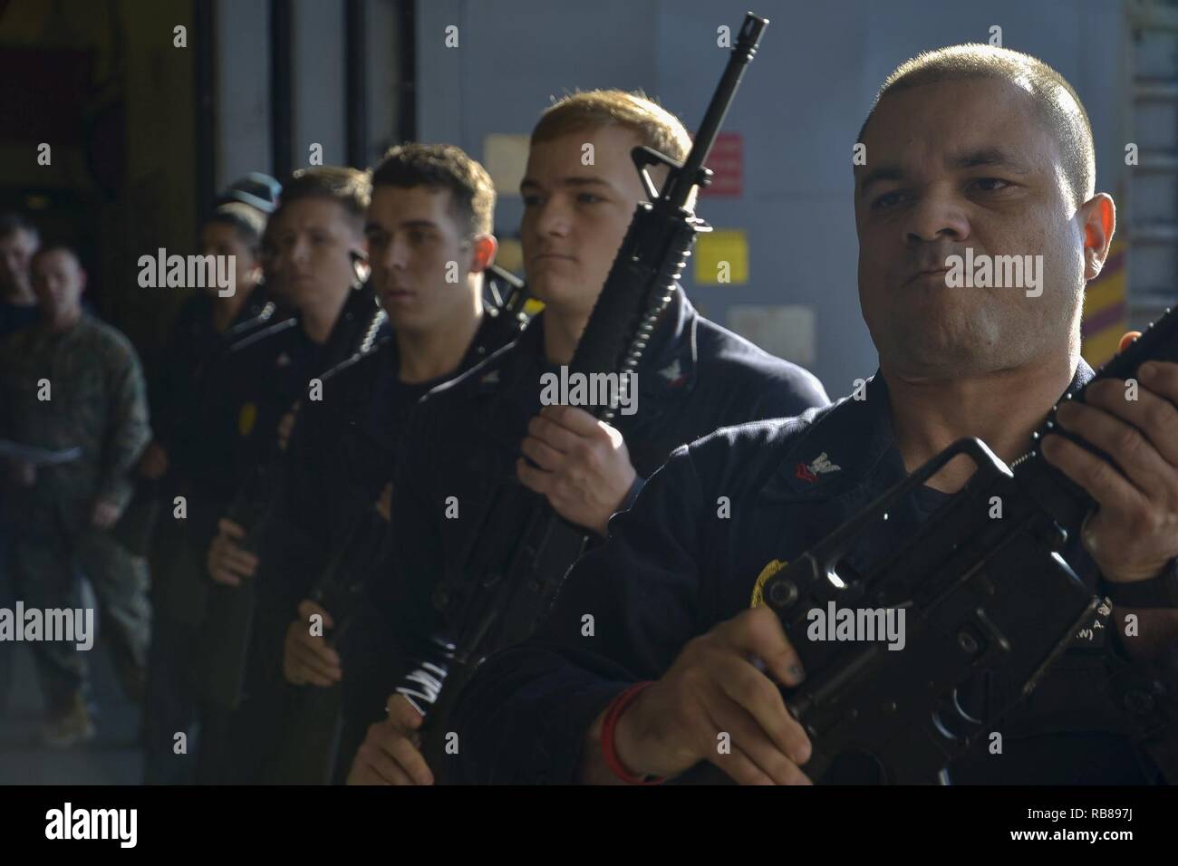 Atlantik (31. 8, 2016) - ein Gewehr Detail präsentiert Arme während einer Bestattung auf See Generalprobe im Hangar Bucht von Amphibisches Schiff USS Iwo Jima (LHD7). Iwo Jima wird derzeit verfolgt Mobility-Seaman (MOB-S) und Mobility-Engineering (MOB-E) Zertifizierungen. Stockfoto