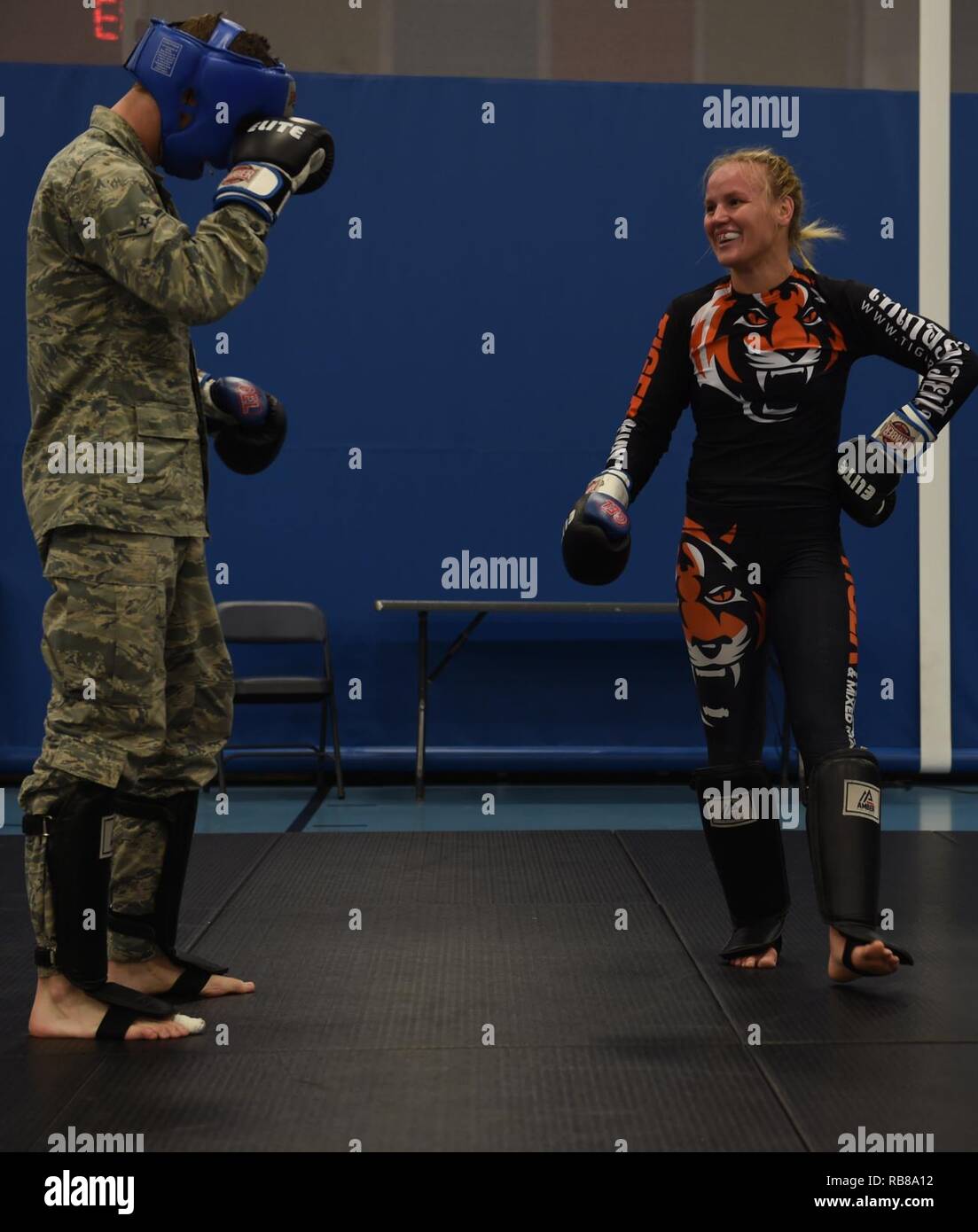 Us Air Force Piloten arbeiten mit Valentina Shevchenko, UFC Schwergewicht Kämpfer, bei Joint Base Langley-Eustis, Va., Nov. 8, 2016. Schevchenko tourte die Installation zusammen mit anderen Kämpfern Ben Rothwell und Lorenz Larkin und MAA radio Hosts. Stockfoto