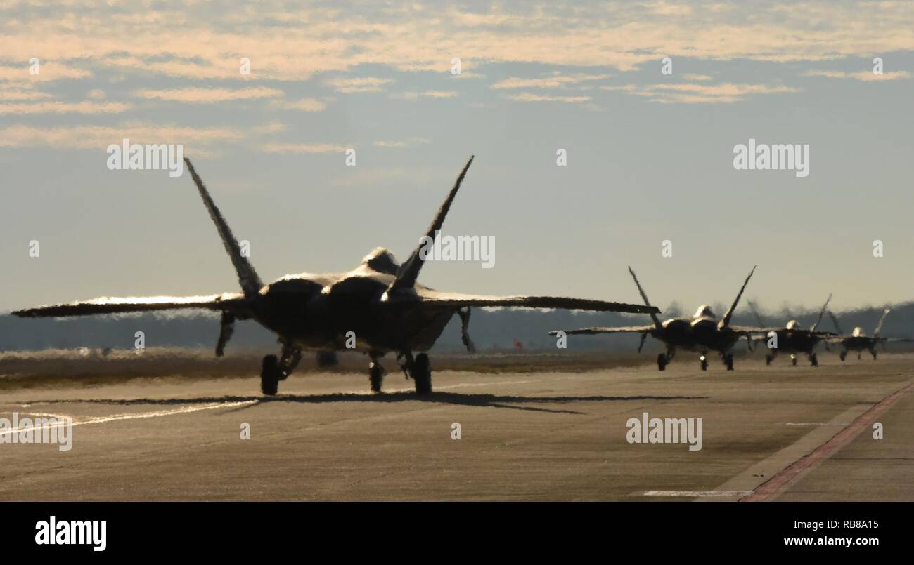 Vier US Air Force F-22 Raptors von Tyndall Air Force Base, Fla., Taxi, Tyndall's flightline während der karierten Flagge 17-1, Dez. 8, 2016. Während der Übung müssen die betroffenen Maschinen auf ihre Fähigkeit zu mobilisieren, der Integration, der Bereitstellung ausgewertet und Combat Air Power Vermögen im großen Maßstab beschäftigen. Stockfoto