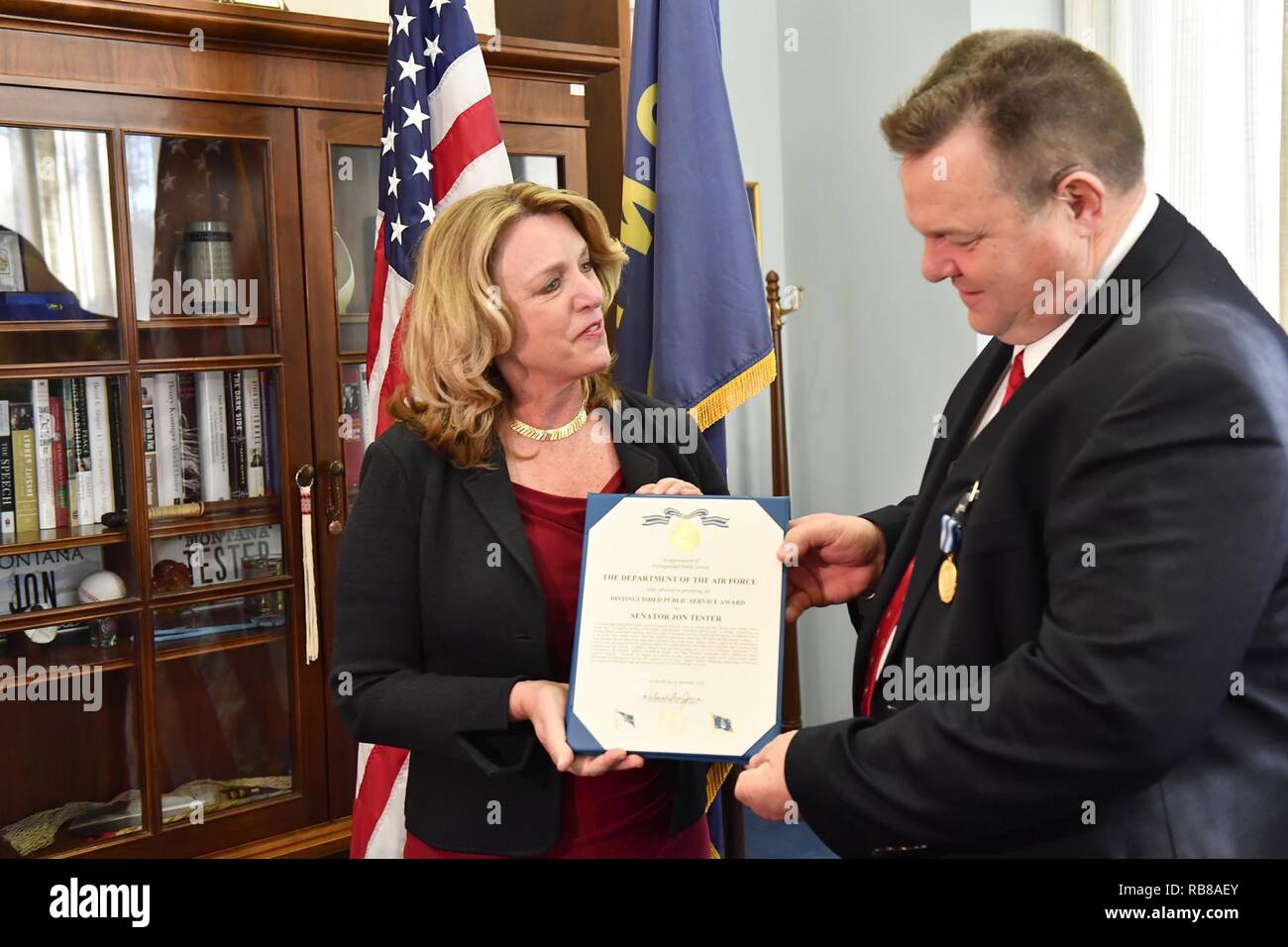 Sekretär der Air Force Deborah Lee James präsentiert die Distinguished Public Service Award der US-Rep. Jon Tester (D-Mont), Dez. 9, 2016, in Washington, D.C. Stockfoto