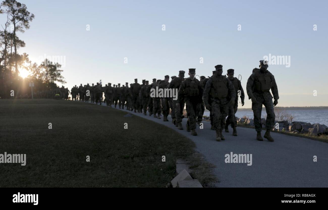 Marines Wanderung 9 Meilen auf Camp Lejeune, N.C., Dezember 9th, 2016. Die Wanderung ist ein wesentlicher Bestandteil der Bekämpfung der Klimaanlage, die jeder Marine aufrechterhalten müssen. Die Marines gehört mit 2. Marine Headquarters Group, II Marine Expeditionary Force. ( Stockfoto