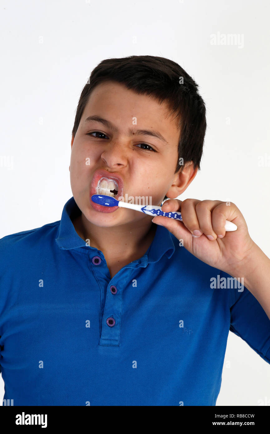 12-jähriger Junge, seine Zähne zu putzen. Stockfoto