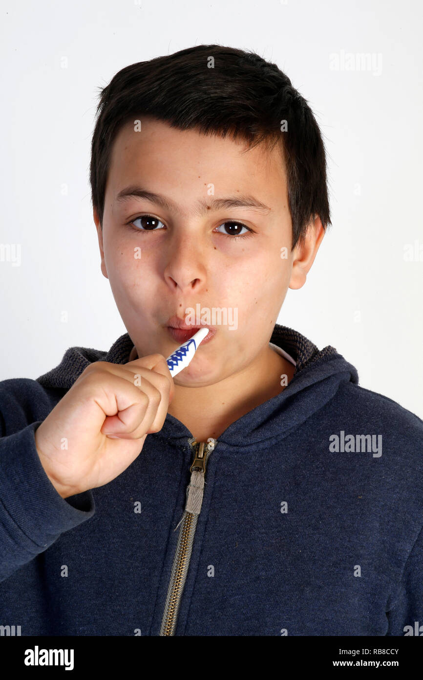 12-jähriger Junge, seine Zähne zu putzen. Stockfoto