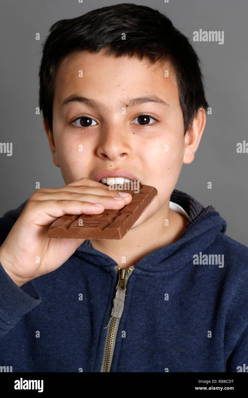 12-jähriger Junge Schokolade essen. Paris, Frankreich. Stockfoto