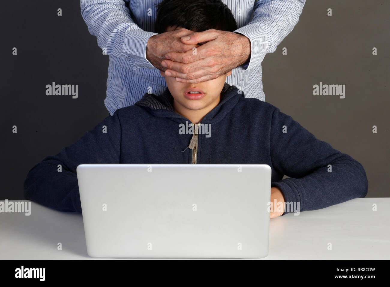 12-jähriger Junge verboten auf einer Website zu suchen. Paris, Frankreich. Stockfoto