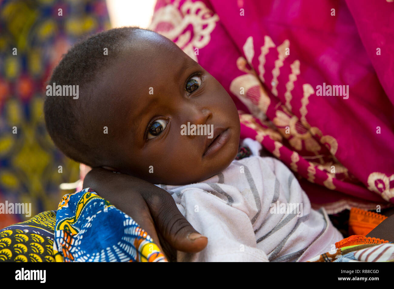 Kind auf dem Schoß seiner Mutter im Norden von Togo. Stockfoto
