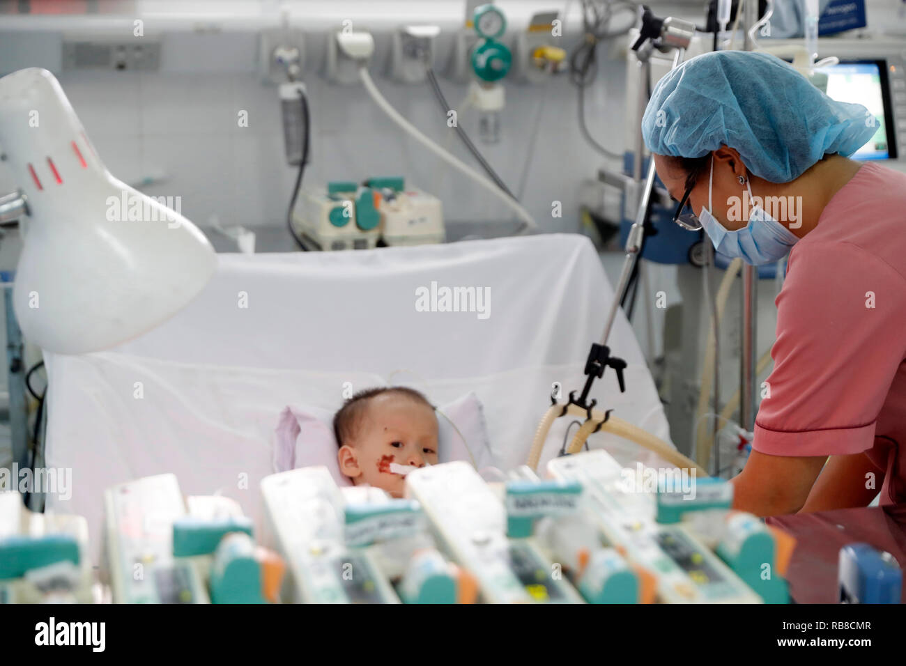 Tam Duc Kardiologie Krankenhaus. Vietnamesische Kind leiden von Herzkrankheiten. Intensivstation. Ho Chi Minh City. Vietnam. Stockfoto
