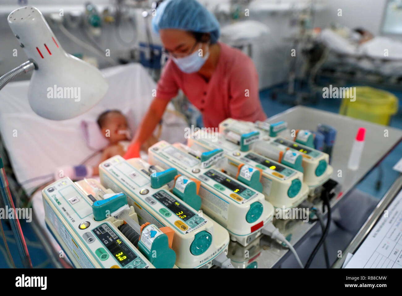 Tam Duc Kardiologie Krankenhaus. Vietnamesische Kind leiden von Herzkrankheiten. Intensivstation. Ho Chi Minh City. Vietnam. Stockfoto