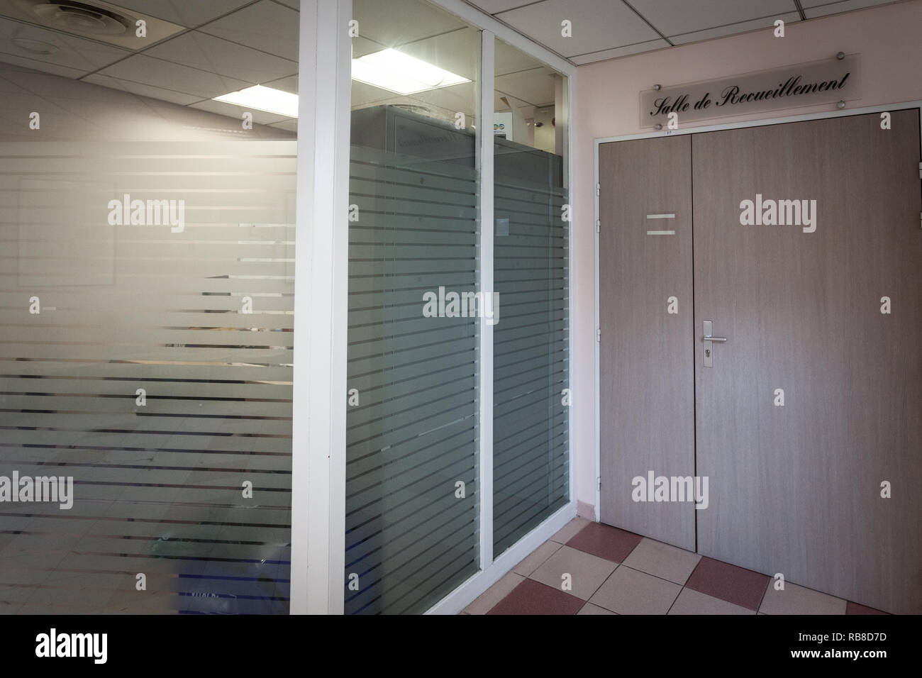 Arbeiten auf einem toten Körper in einer Leichenhalle Zimmer in einem Krankenhaus. Stockfoto