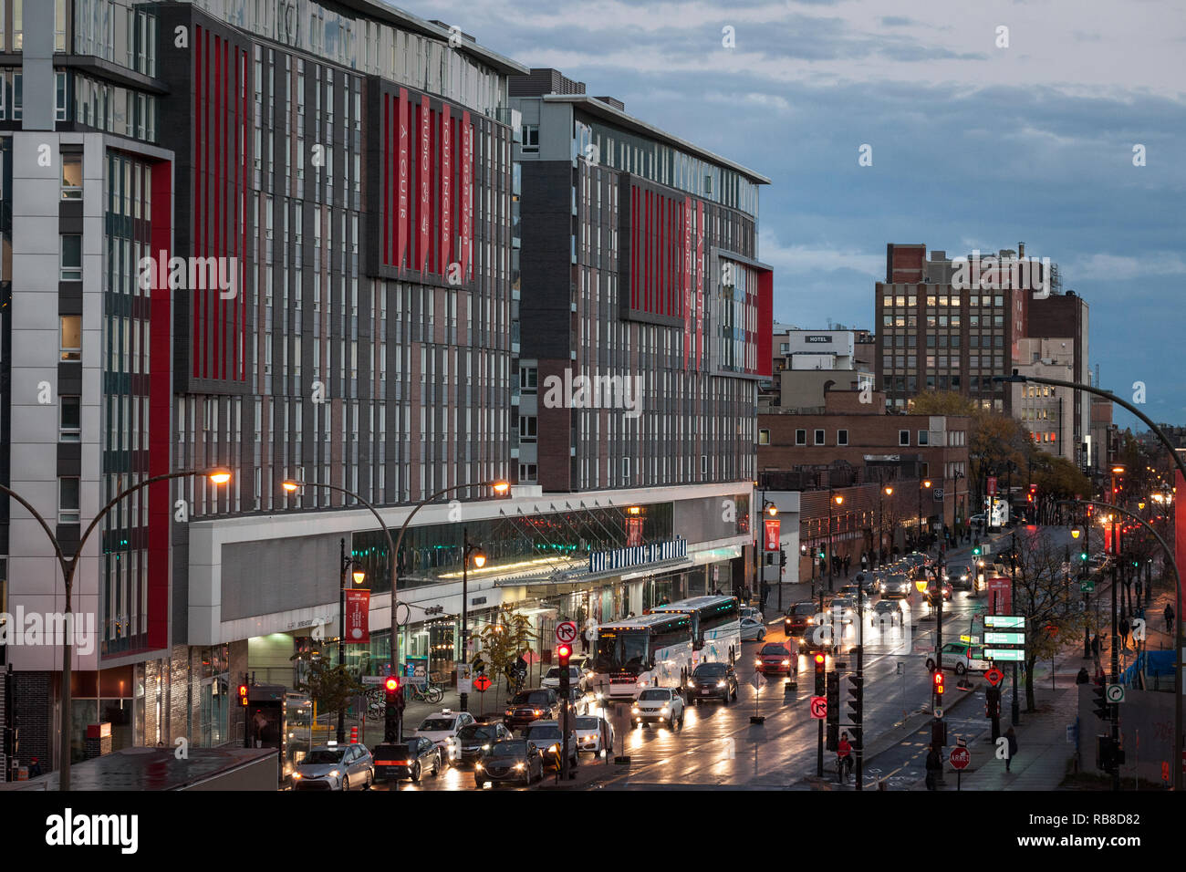 MONTREAL, KANADA - 6. NOVEMBER 2018: Hauptgebäude der Montreal Bus Terminal (Gare d'Autobus de Montreal) in der Nacht auf der Rue Berri Street mit Autos Stockfoto