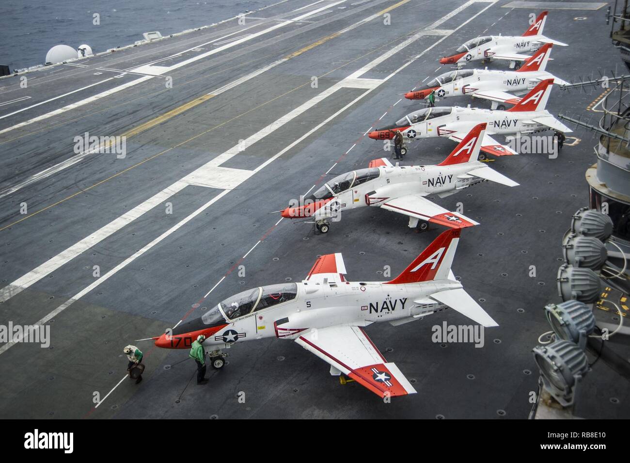 Atlantik (31. 10, 2016) die Piloten werden vor der Flugverfahren in T-45 C Habicht vom Training Air Wing (TRAWING) 1 auf dem Flugdeck der Flugzeugträger USS George Washington (CVN 73). George Washington, homeported in Norfolk ist unterwegs in den Atlantischen Ozean. Stockfoto