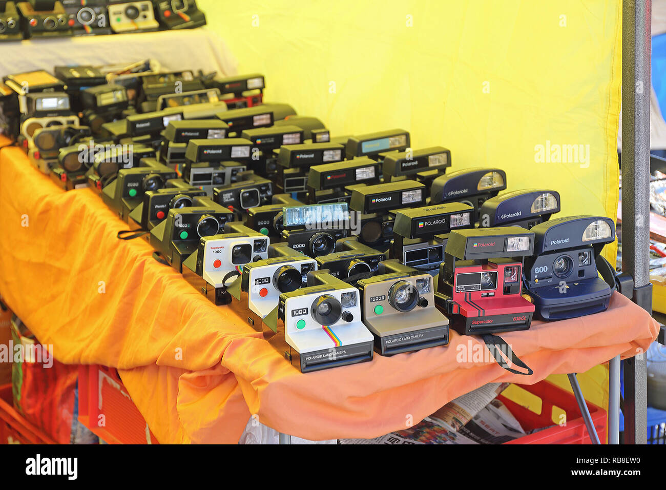 Wien, Österreich - 11. Juli: Polaroid Instant Kameras für den Verkauf in  Wien am 11. Juli 2015. Große Sammlung von Retro Fotografie Polaroid Kameras  an Naschma Stockfotografie - Alamy