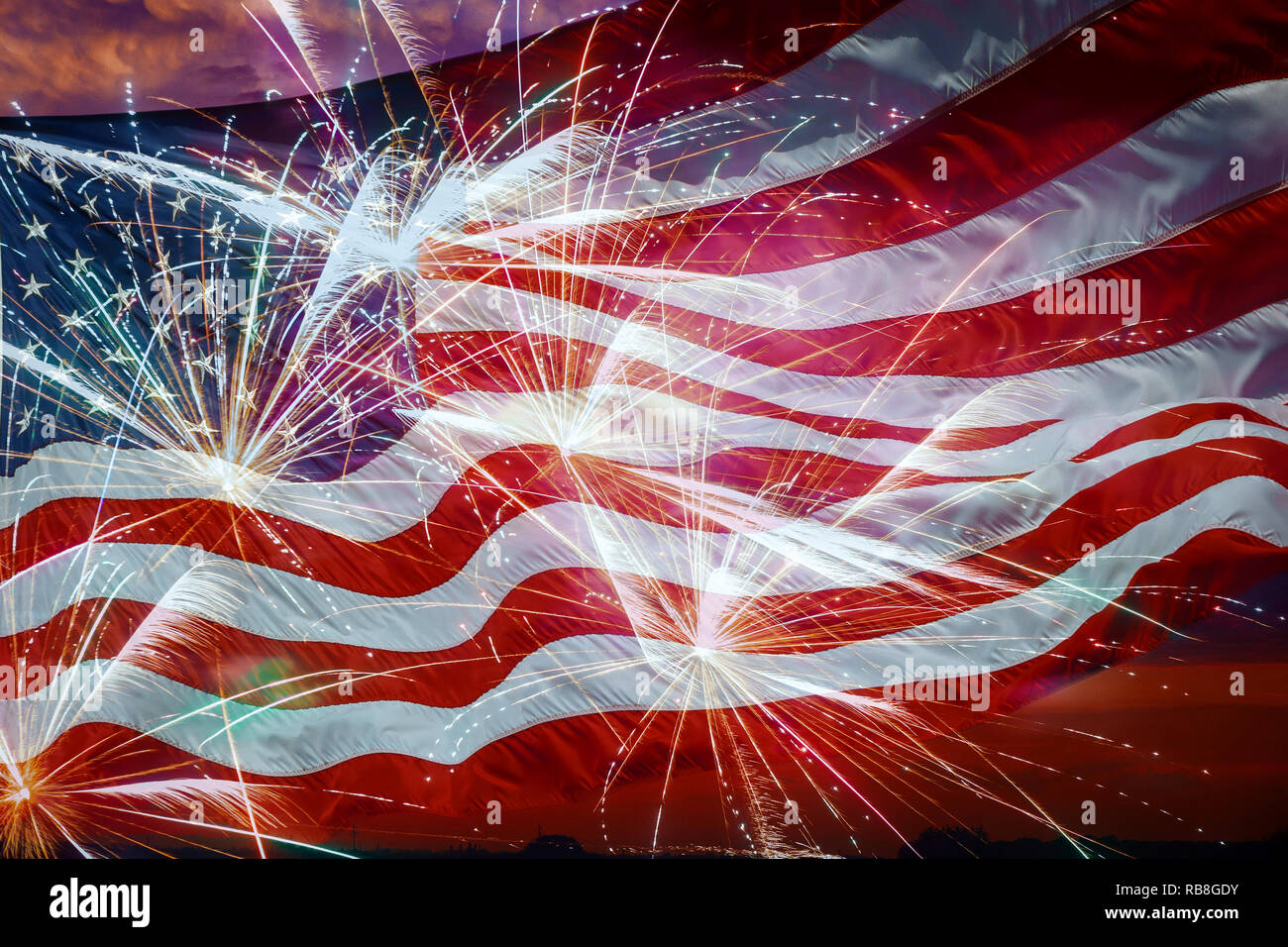 Die amerikanische Flagge, fliegende Feuerwerk und Verfassung montage Stockfoto