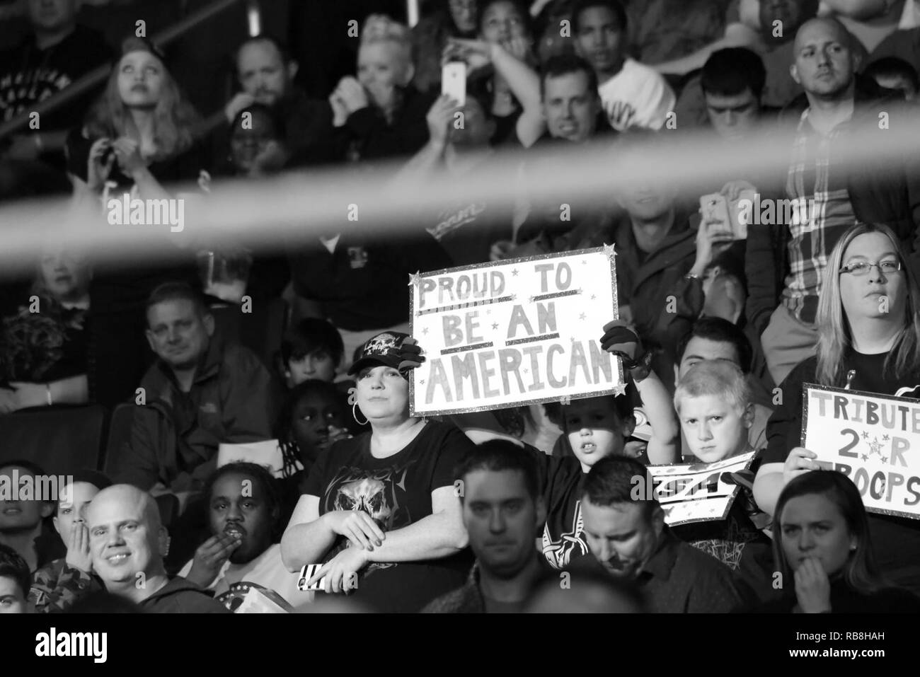 Army Command Sgt. Maj. John W. Troxell, Senior Soldaten Berater des Vorsitzenden des Generalstabs, spricht Mitglieder auf der 14. jährlichen Tribut an die Truppen Event Service im Verizon Center in Washington, D.C., Dez. 13, 2016. WWE Tribut an die Truppen ist eine jährliche Veranstaltung der WWE und Streitkräfte Unterhaltung im Dezember während der Ferienzeit seit 2003, zu Ehren Streitkräfte der Vereinigten Staaten Mitglieder unterhalten und. WWE Darsteller und Mitarbeiter reisen mit militärischen Camps, Basen und Krankenhäusern, einschließlich des Walter Reed Army Medical Center und Bethesda Naval Hospital. Stockfoto