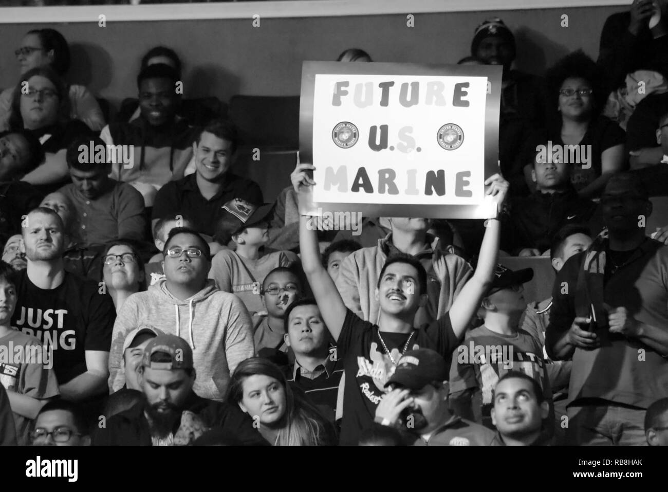 Army Command Sgt. Maj. John W. Troxell, Senior Soldaten Berater des Vorsitzenden des Generalstabs, spricht Mitglieder auf der 14. jährlichen Tribut an die Truppen Event Service im Verizon Center in Washington, D.C., Dez. 13, 2016. WWE Tribut an die Truppen ist eine jährliche Veranstaltung der WWE und Streitkräfte Unterhaltung im Dezember während der Ferienzeit seit 2003, zu Ehren Streitkräfte der Vereinigten Staaten Mitglieder unterhalten und. WWE Darsteller und Mitarbeiter reisen mit militärischen Camps, Basen und Krankenhäusern, einschließlich des Walter Reed Army Medical Center und Bethesda Naval Hospital. Stockfoto