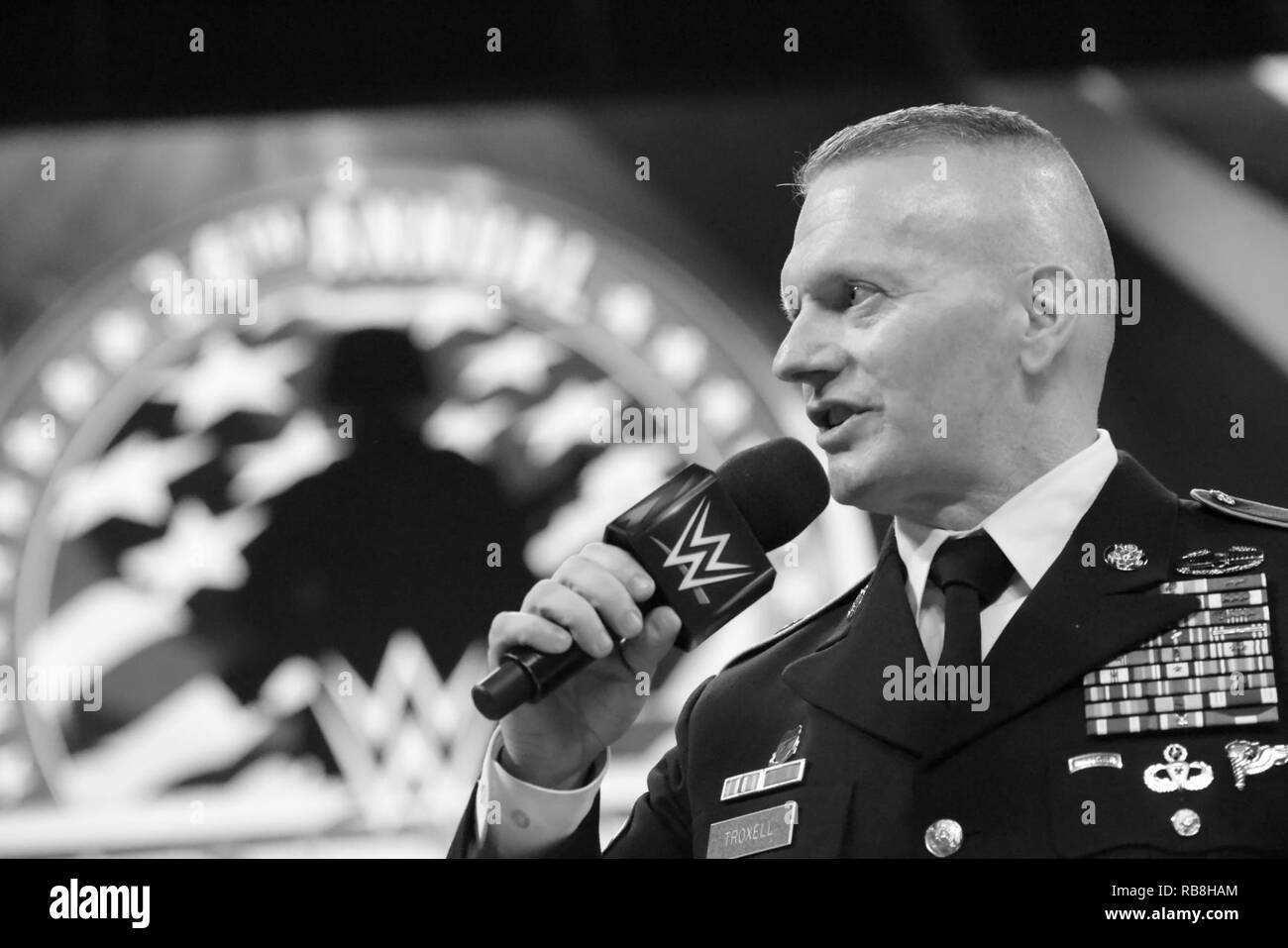 Army Command Sgt. Maj. John W. Troxell, Senior Soldaten Berater des Vorsitzenden des Generalstabs, spricht Mitglieder auf der 14. jährlichen Tribut an die Truppen Event Service im Verizon Center in Washington, D.C., Dez. 13, 2016. WWE Tribut an die Truppen ist eine jährliche Veranstaltung der WWE und Streitkräfte Unterhaltung im Dezember während der Ferienzeit seit 2003, zu Ehren Streitkräfte der Vereinigten Staaten Mitglieder unterhalten und. WWE Darsteller und Mitarbeiter reisen mit militärischen Camps, Basen und Krankenhäusern, einschließlich des Walter Reed Army Medical Center und Bethesda Naval Hospital. Stockfoto