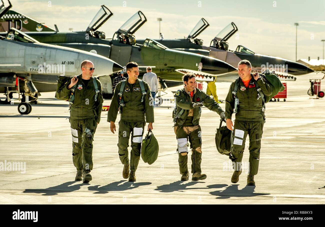 Von rechts, der letzte aktive-duty Air Force Pilot die McDonnell Douglas F-4 Phantom II, Oberstleutnant Ron 'Elvis' König der 82nd Aerial Target Squadron Loslösung 1, Oberstleutnant (Ret) Jim "WAM" Harkins, Oberstleutnant Mike 'schmutziger' Driscoll und Oberst Ryan's hooter' Craycraft zurück in die flightline Holloman AFB, N.M., Dez. 16, 2016 zu fliegen. Die F-4 Phantom II der US Air Force bestand im Jahr 1963 und war die erste multi-rolle Flugzeug der USAF in den 60er und 70er Jahren. Die F-4 flog Bombenangriffe, Combat Air Patrol, fighter Escort, Aufklärung und die berühmten Wild Weasel Flugabwehrrakete Stockfoto