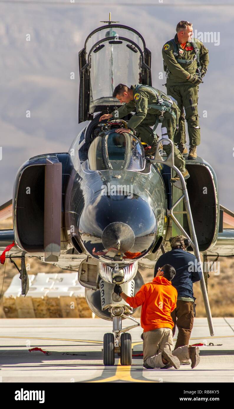 Der letzte aktive-duty Air Force Pilot die McDonnell Douglas F-4 Phantom II, Oberstleutnant Ron 'Elvis' König der 82nd Aerial Target Squadron Loslösung 1 kehrt aus einer Probe für die endgültige militärische Flug der storied Flugzeuge Holloman AFB, N.M., Dez. 16, 2016 zu fliegen. Die F-4 Phantom II der US Air Force bestand im Jahr 1963 und war die erste multi-rolle Flugzeug der USAF in den 60er und 70er Jahren. Die F-4 flog Bombenangriffe, Combat Air Patrol, fighter Escort, Aufklärung und die berühmten Wild Weasel Flugabwehrrakete Unterdrückung Missionen. Die letzte Variante der Phantom II Stockfoto