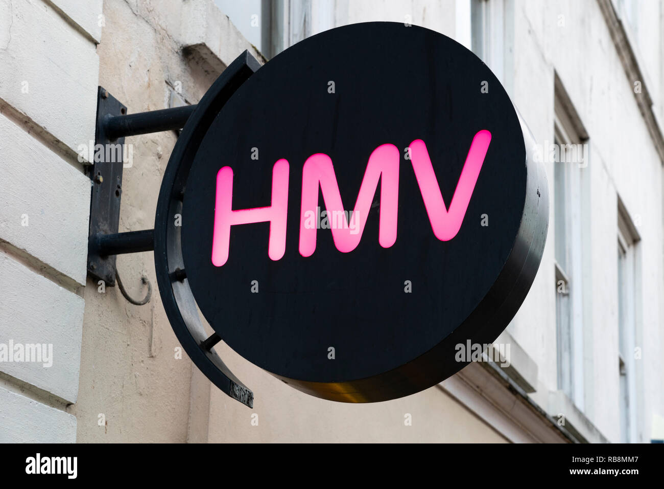 Ein Zeichen und Logo außerhalb einer HMV Store - eine Musik Einzelhändler - in Worcester, England Stockfoto