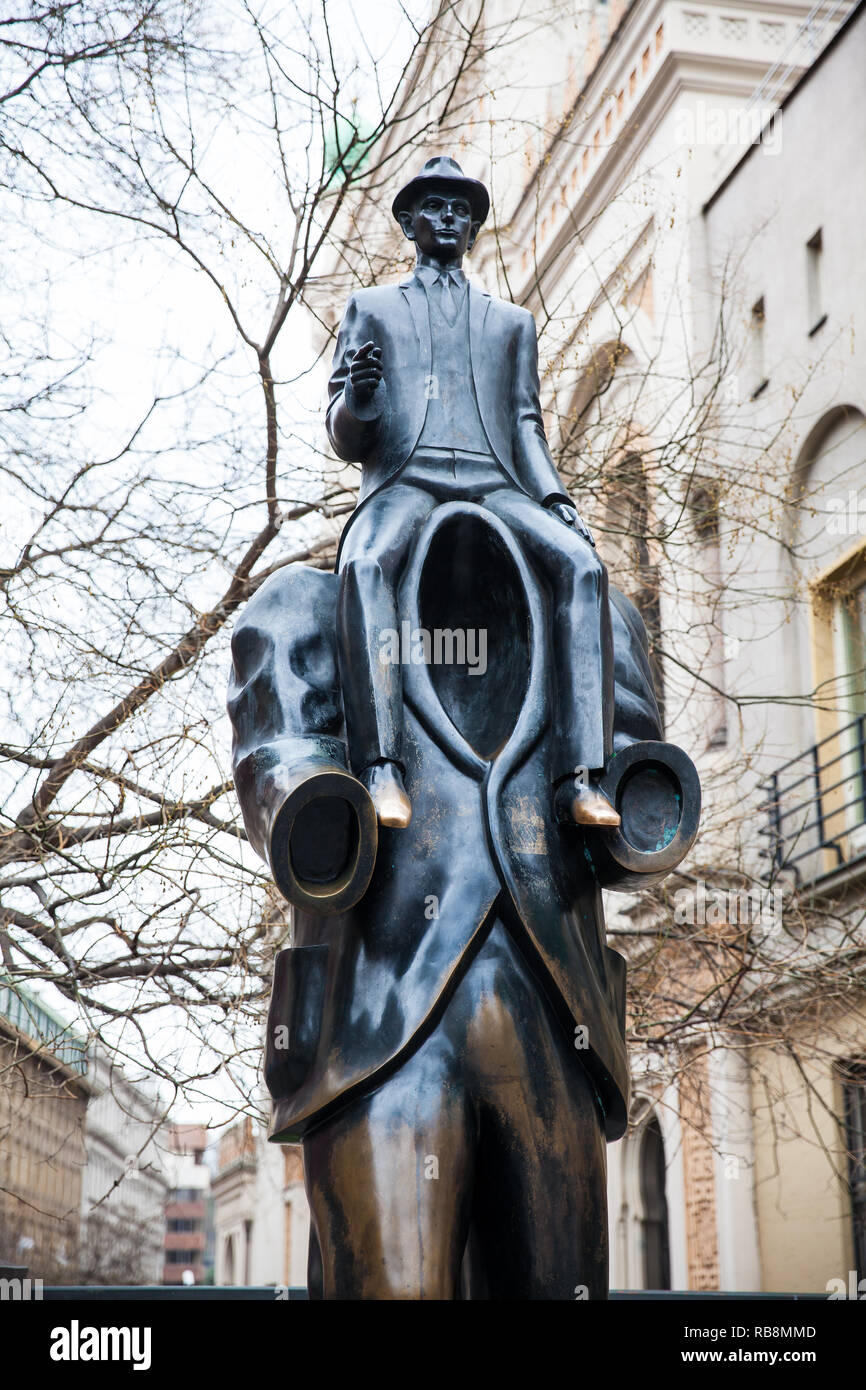 Prag, tschechische Republik - April 2018: Die Statue von Franz Kafka eine Skulptur des Künstlers Jaroslav Róna Stockfoto