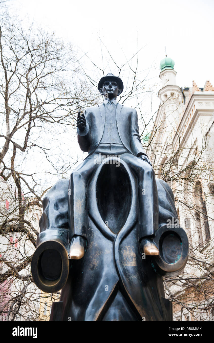 Prag, tschechische Republik - April 2018: Die Statue von Franz Kafka eine Skulptur des Künstlers Jaroslav Róna Stockfoto
