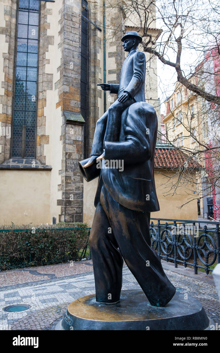 Prag, tschechische Republik - April 2018: Die Statue von Franz Kafka eine Skulptur des Künstlers Jaroslav Róna Stockfoto