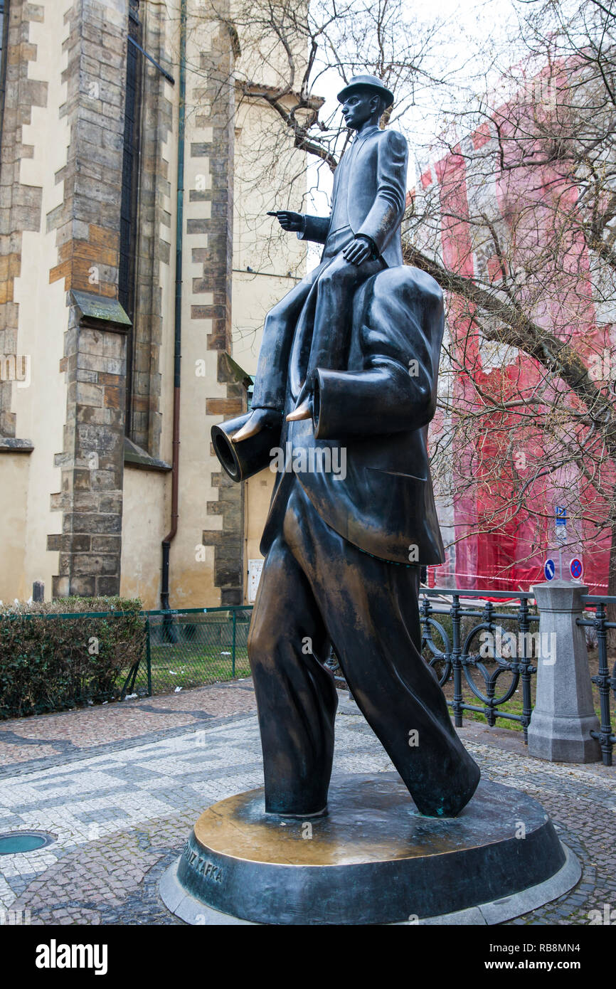 Prag, tschechische Republik - April 2018: Die Statue von Franz Kafka eine Skulptur des Künstlers Jaroslav Róna Stockfoto