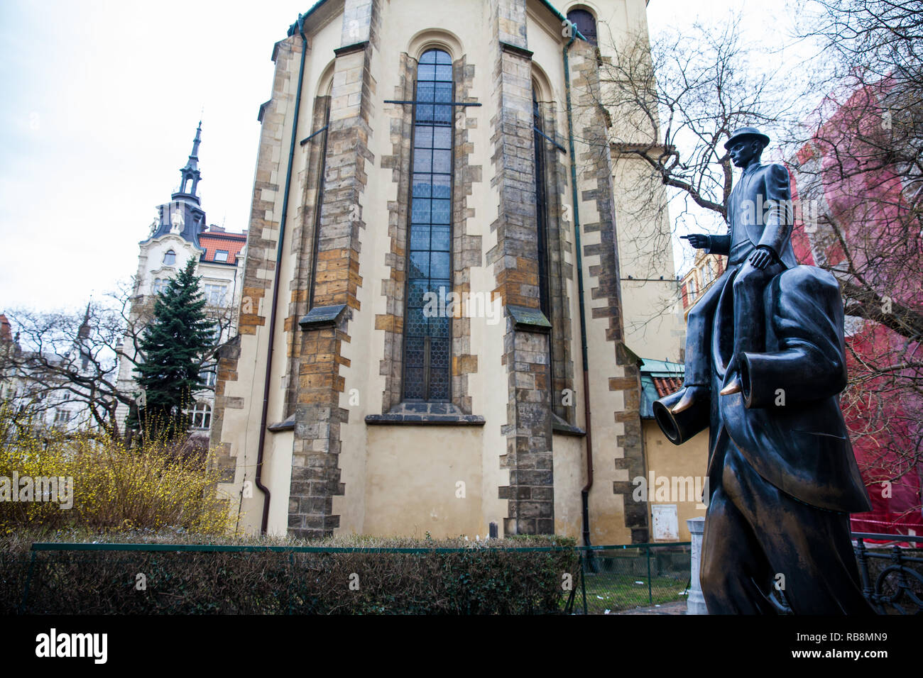 Prag, tschechische Republik - April 2018: Die Statue von Franz Kafka eine Skulptur des Künstlers Jaroslav Róna Stockfoto