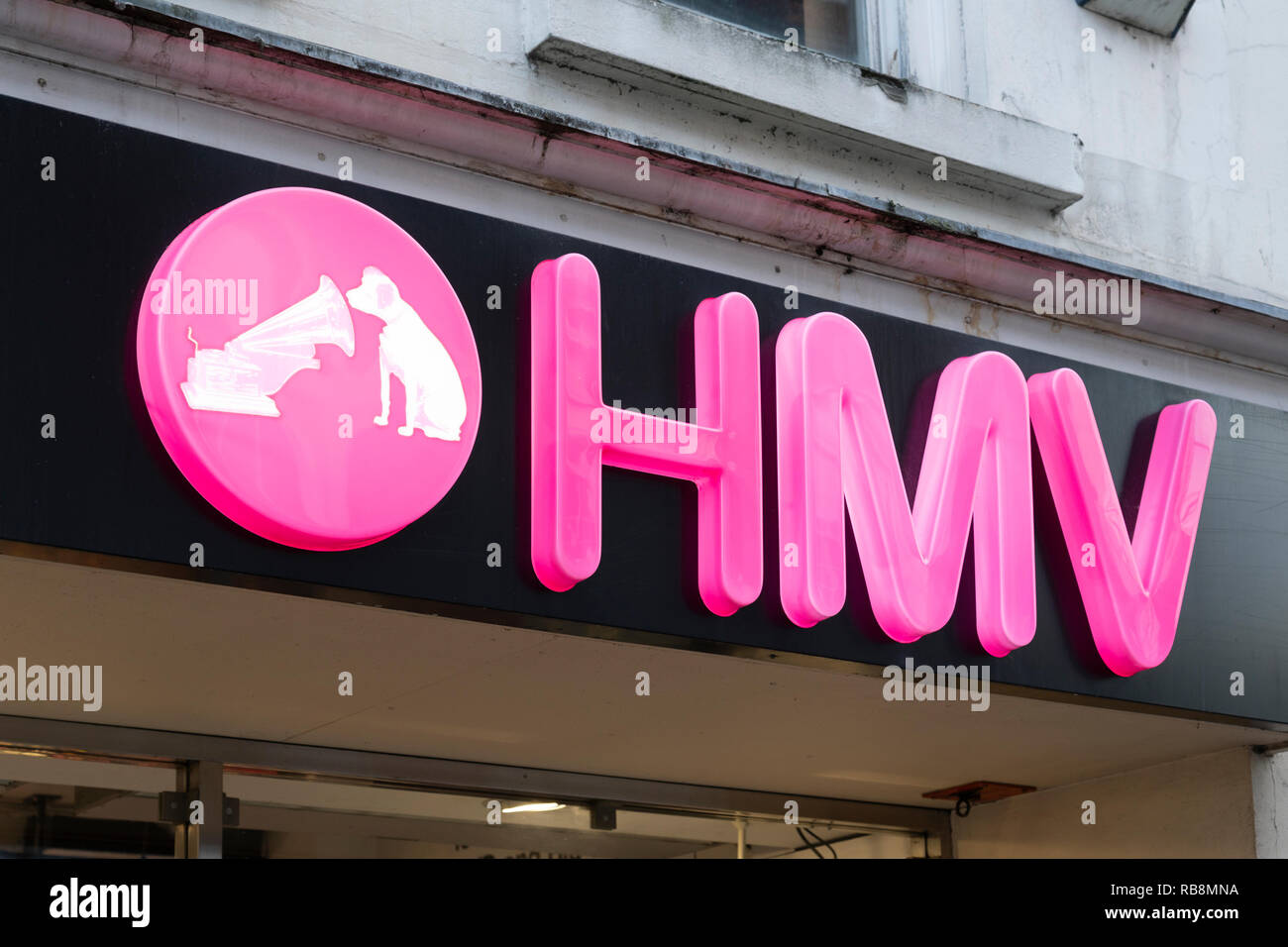 Ein Zeichen und Logo außerhalb einer HMV Store - eine Musik Einzelhändler - in Worcester, England Stockfoto