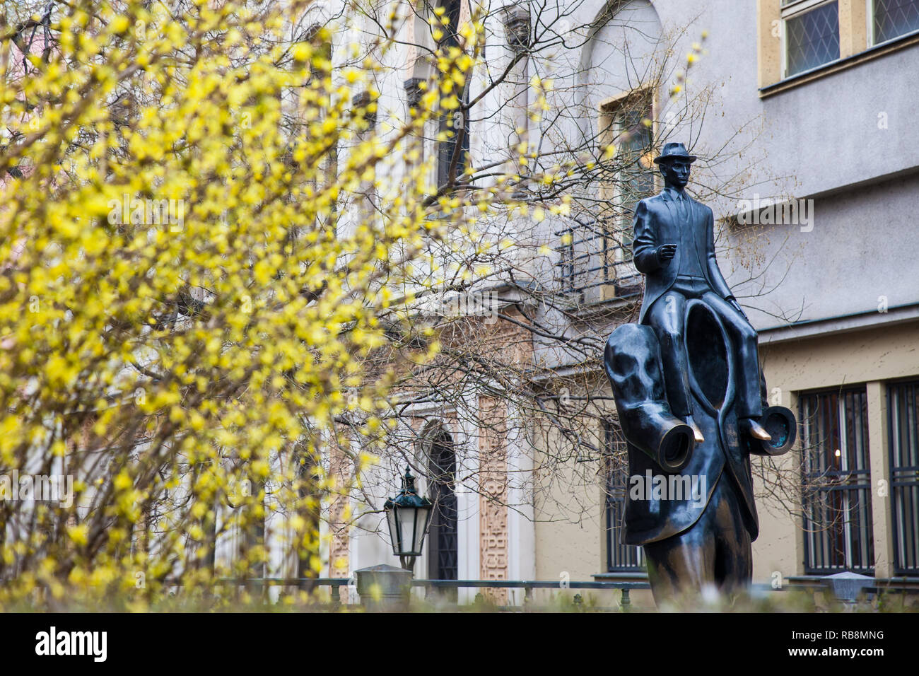 Prag, tschechische Republik - April 2018: Die Statue von Franz Kafka eine Skulptur des Künstlers Jaroslav Róna Stockfoto