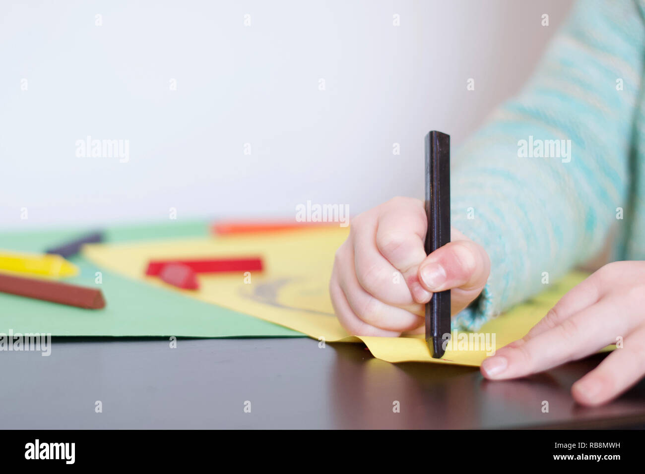 Vorschule Mädchen Zeichnung Person mit einem PET-Worm Stockfoto