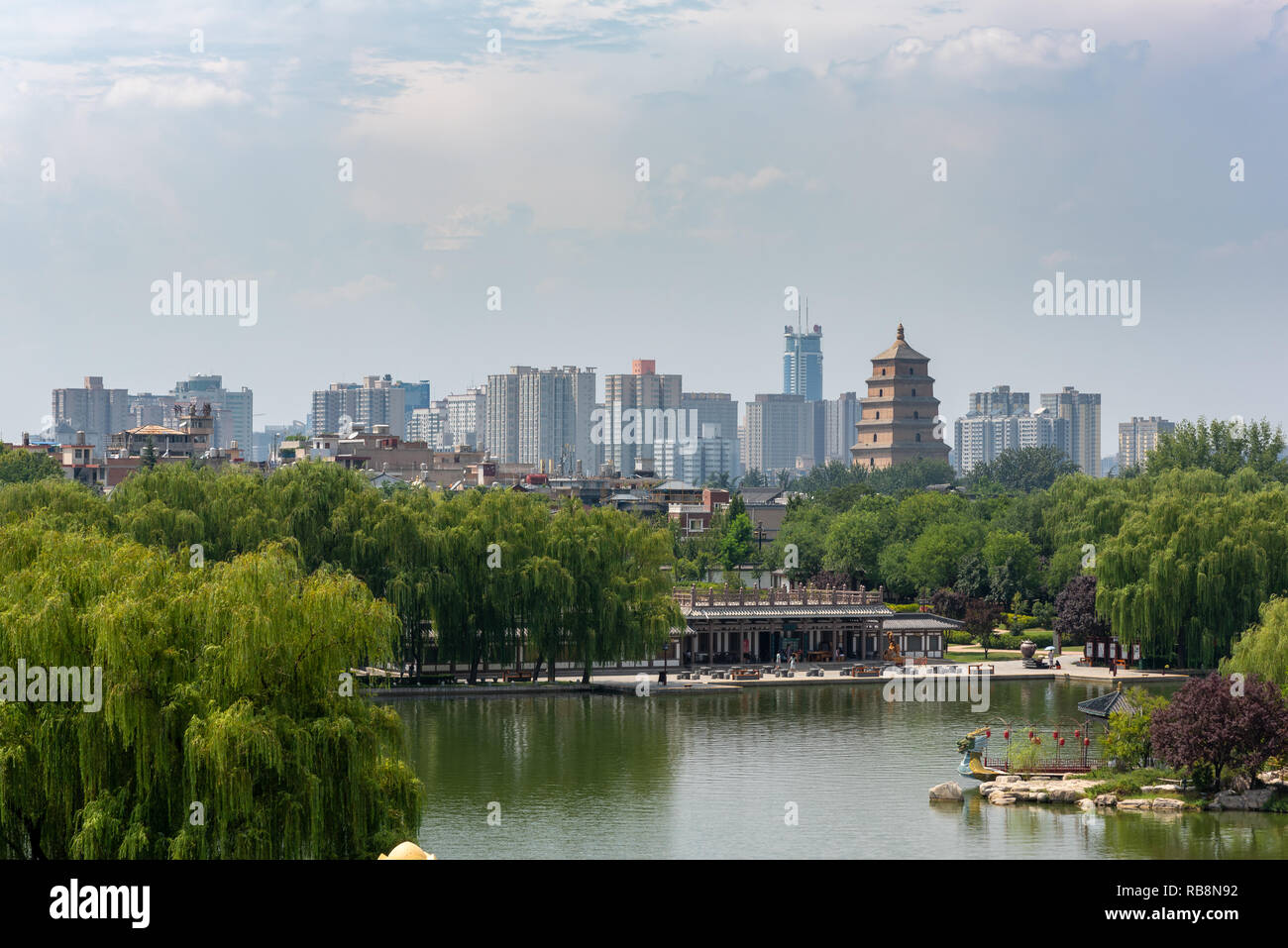 Xi'an, Provinz Shaanxi, China - 12.August 2018: DaYanTa - Große Wildgans-Pagode und Skyline Luftbild von Tang Paradise Park Stockfoto