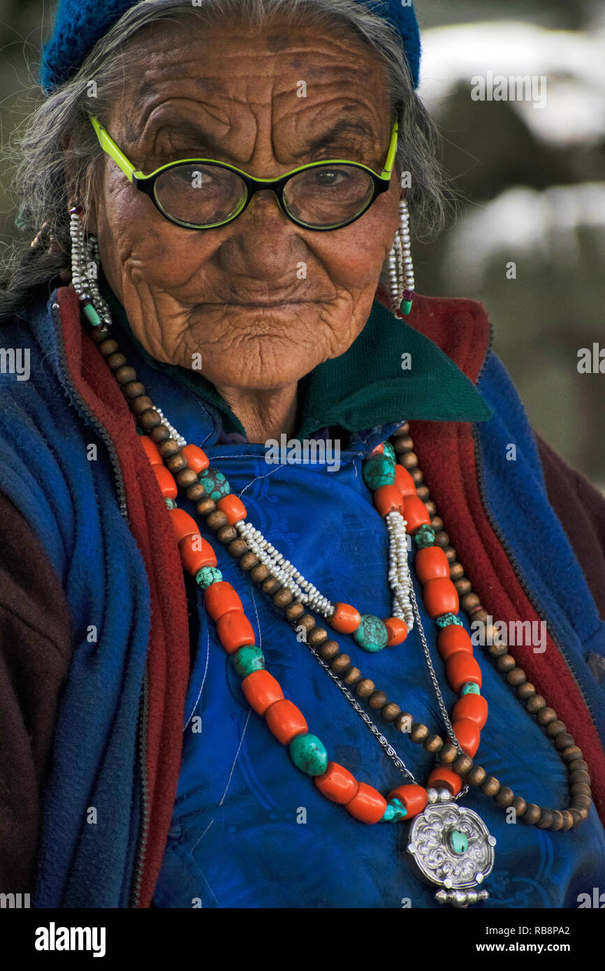 LADAKH, INDIEN, Juli 2018, eine alte Frau in traditioneller Kleidung. Stockfoto