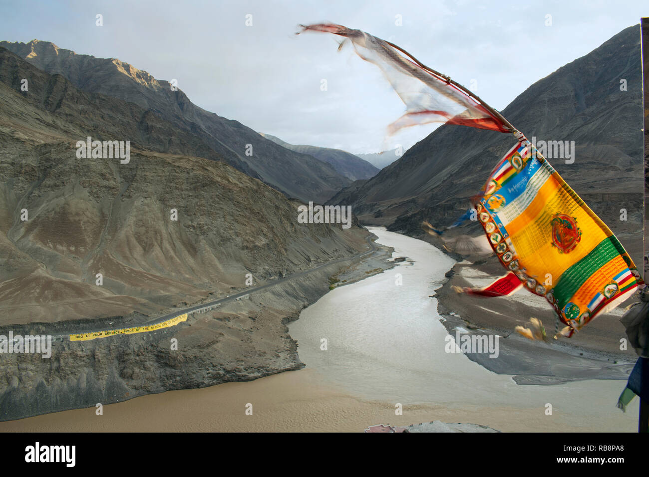 Sindhu Sangam Fluss, Zusammenfluss des Indus und Zanskar Flüsse, in der Nähe von Leh, Ladkh, Indien Stockfoto