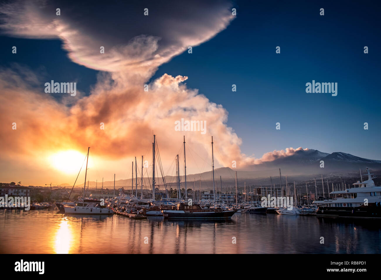 Eine beeindruckende Wolke aus Vulkanasche während der Eruption des Vulkans Mt. Ätna, Dezember 2018, Catania, Sizilien, Italien Stockfoto