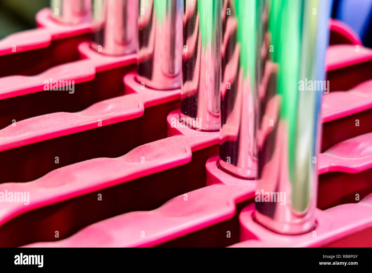 Bunte rote Schnee schaufeln in einer Reihe Stockfoto